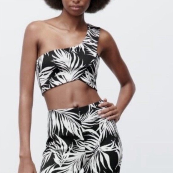 NWT - Zara Black & White Leaf Print One Shoulder Asymmetric Neckline Crop - Size - Picture 1 of 5